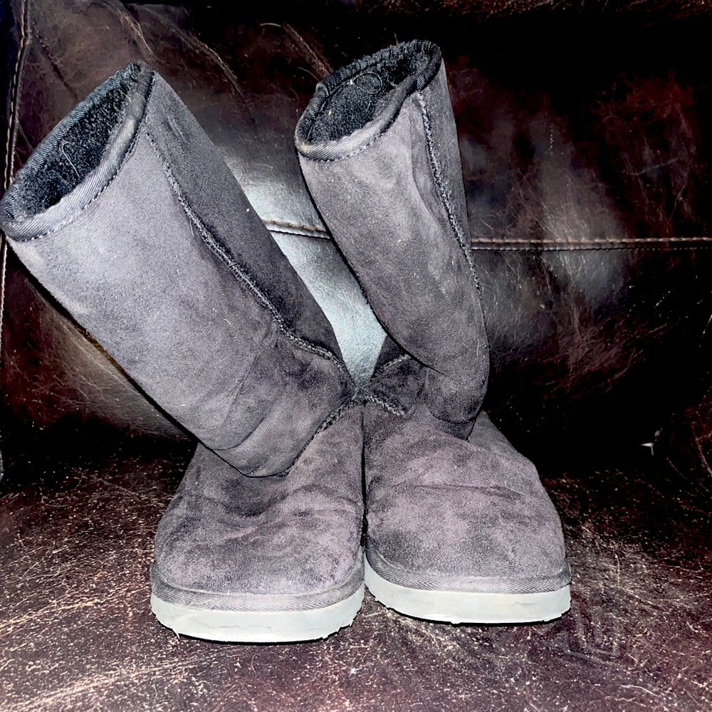Ugg Classic Short in Black Size 6 S/N 5275